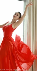 如穿花蝴蝶般，翩翩起舞的红裙舞服女生小壁虎吖气质室内写真