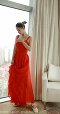如穿花蝴蝶般，翩翩起舞的红裙舞服女生小壁虎吖气质室内写真