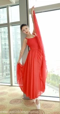如穿花蝴蝶般，翩翩起舞的红裙舞服女生小壁虎吖气质室内写真