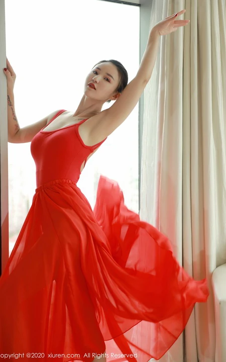 如穿花蝴蝶般，翩翩起舞的红裙舞服女生小壁虎吖气质室内写真