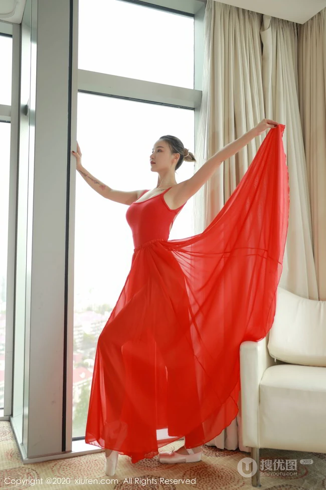 如穿花蝴蝶般，翩翩起舞的红裙舞服女生小壁虎吖气质室内写真