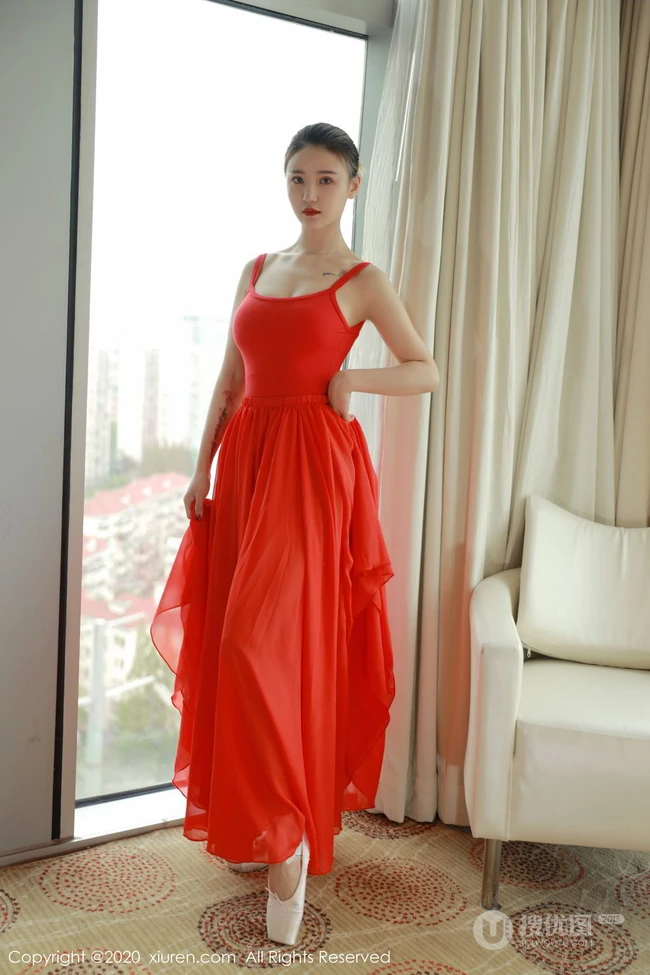 如穿花蝴蝶般，翩翩起舞的红裙舞服女生小壁虎吖气质室内写真