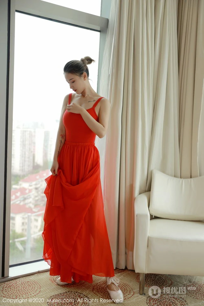 如穿花蝴蝶般，翩翩起舞的红裙舞服女生小壁虎吖气质室内写真
