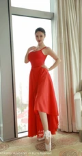 如穿花蝴蝶般，翩翩起舞的红裙舞服女生小壁虎吖气质室内写真