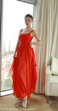 如穿花蝴蝶般，翩翩起舞的红裙舞服女生小壁虎吖气质室内写真