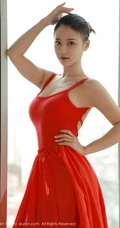 如穿花蝴蝶般，翩翩起舞的红裙舞服女生小壁虎吖气质室内写真