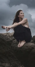 心情舒畅风景正好，美女旅拍手机壁纸6月24日推荐