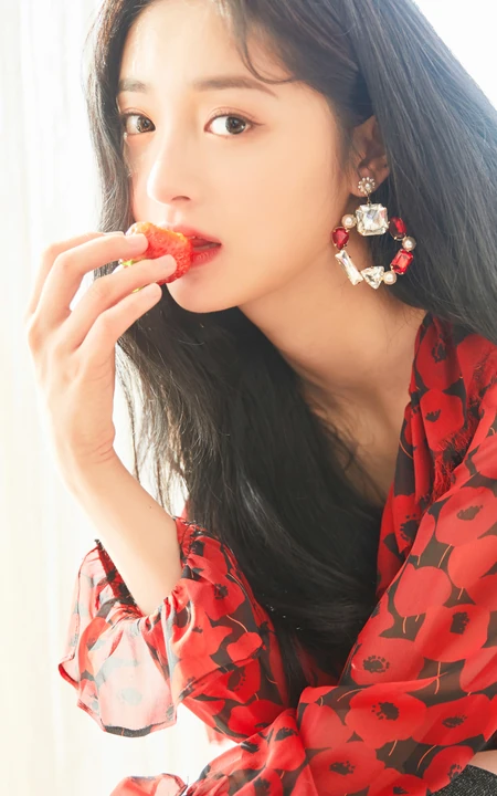 吃草莓的美女明星周洁琼