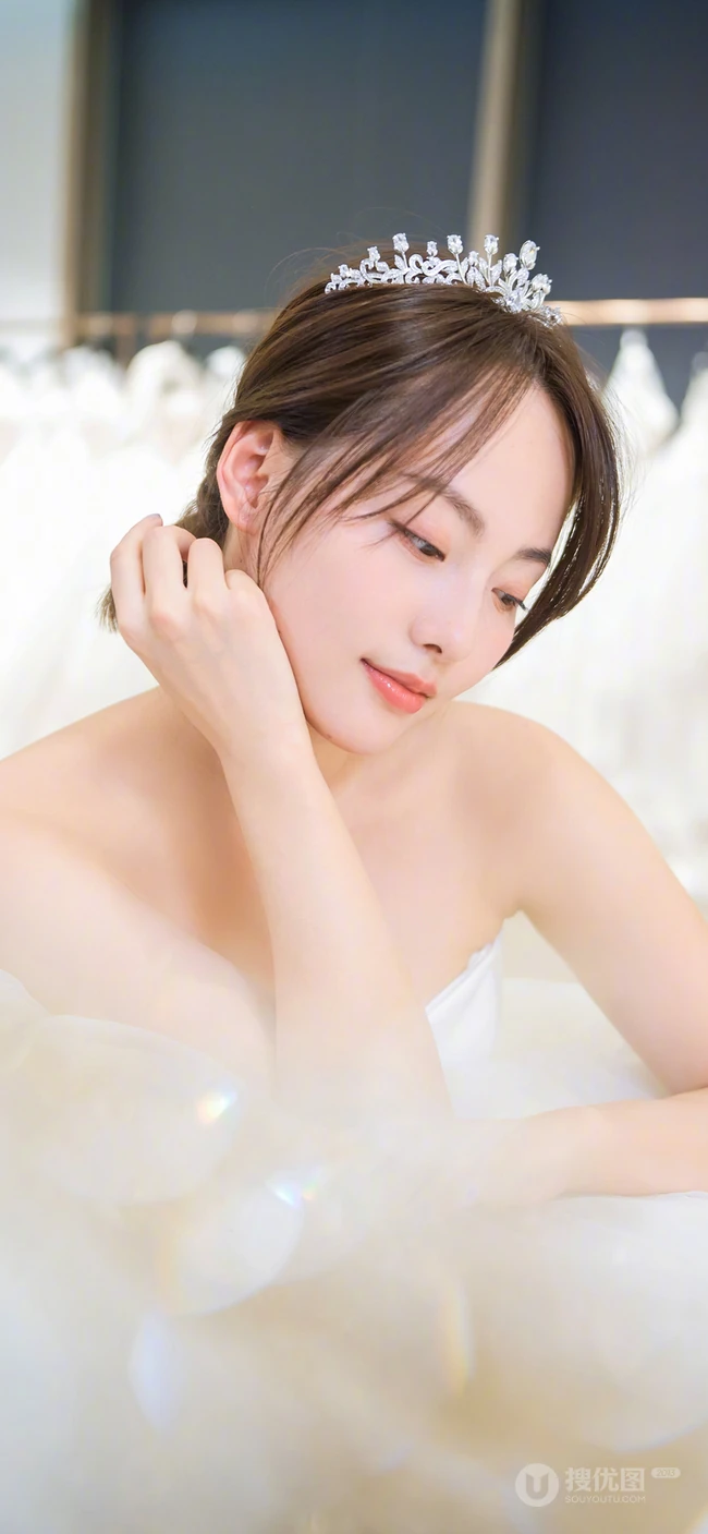 穿公主装婚纱的明星张嘉倪个人手机壁纸