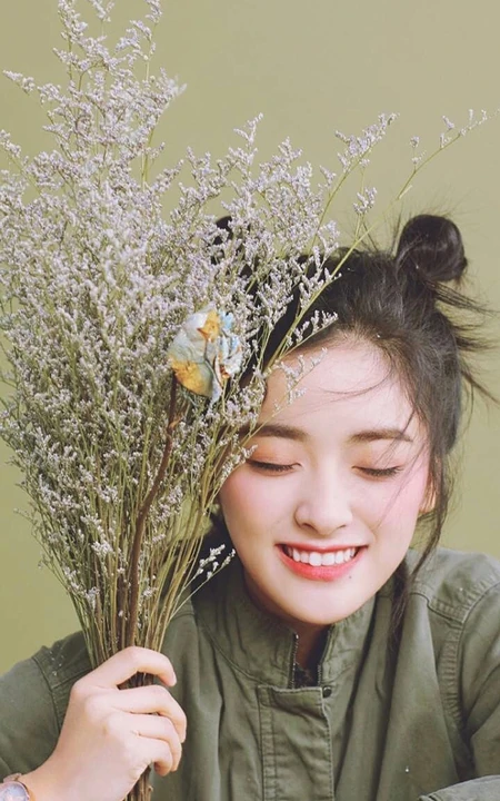 明星沈月手捧花微笑手机壁纸