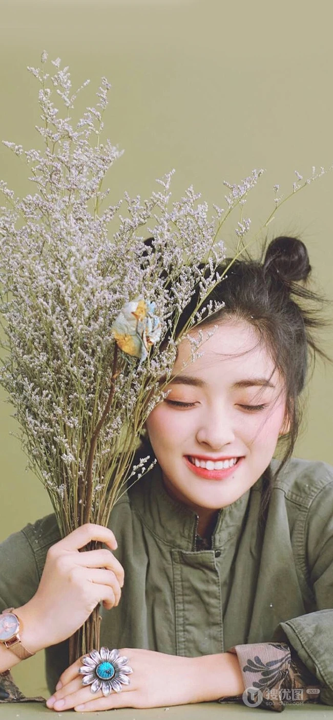 明星沈月手捧花微笑手机壁纸