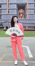 景甜手持&ldquo;我的甜啊&rdquo;纸扇随性街拍美照