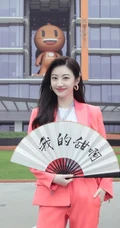景甜手持&ldquo;我的甜啊&rdquo;纸扇随性街拍美照