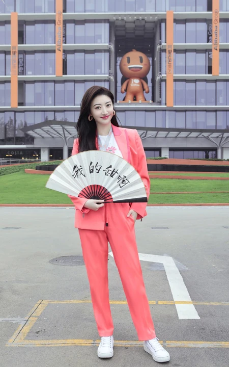 景甜手持&ldquo;我的甜啊&rdquo;纸扇随性街拍美照