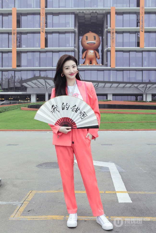 景甜手持&ldquo;我的甜啊&rdquo;纸扇随性街拍美照