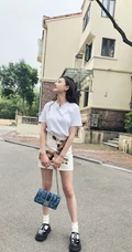 宋祖儿清新可爱街拍&ldquo;歪头女&rdquo;美照，白T搭短裙小露线条感