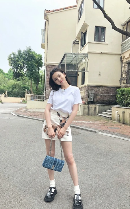 宋祖儿清新可爱街拍&ldquo;歪头女&rdquo;美照，白T搭短裙小露线条感