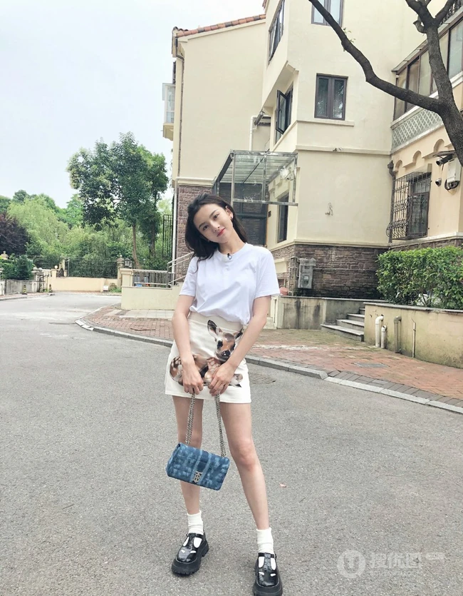 宋祖儿清新可爱街拍&ldquo;歪头女&rdquo;美照，白T搭短裙小露线条感