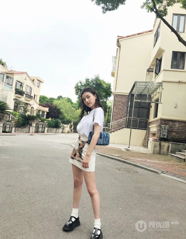 宋祖儿清新可爱街拍&ldquo;歪头女&rdquo;美照，白T搭短裙小露线条感