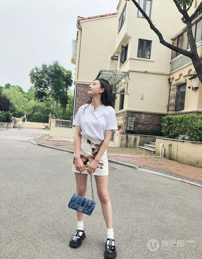 宋祖儿清新可爱街拍&ldquo;歪头女&rdquo;美照，白T搭短裙小露线条感
