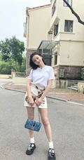 宋祖儿清新可爱街拍&ldquo;歪头女&rdquo;美照，白T搭短裙小露线条感