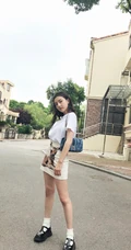 宋祖儿清新可爱街拍&ldquo;歪头女&rdquo;美照，白T搭短裙小露线条感