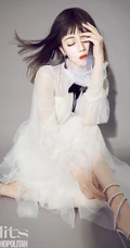 迪丽热巴齐刘海长发发型搭配&ldquo;雀斑妆&rdquo;酷美时尚写真