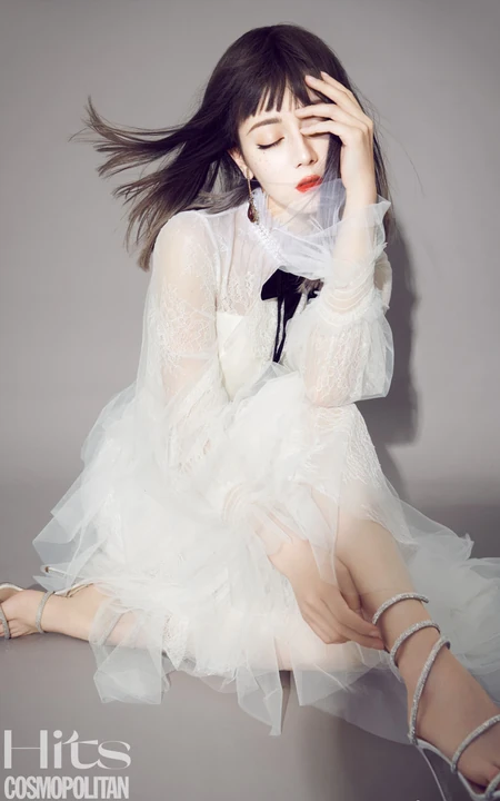 迪丽热巴齐刘海长发发型搭配&ldquo;雀斑妆&rdquo;酷美时尚写真