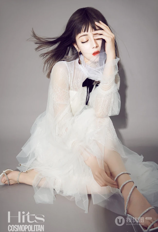 迪丽热巴齐刘海长发发型搭配&ldquo;雀斑妆&rdquo;酷美时尚写真