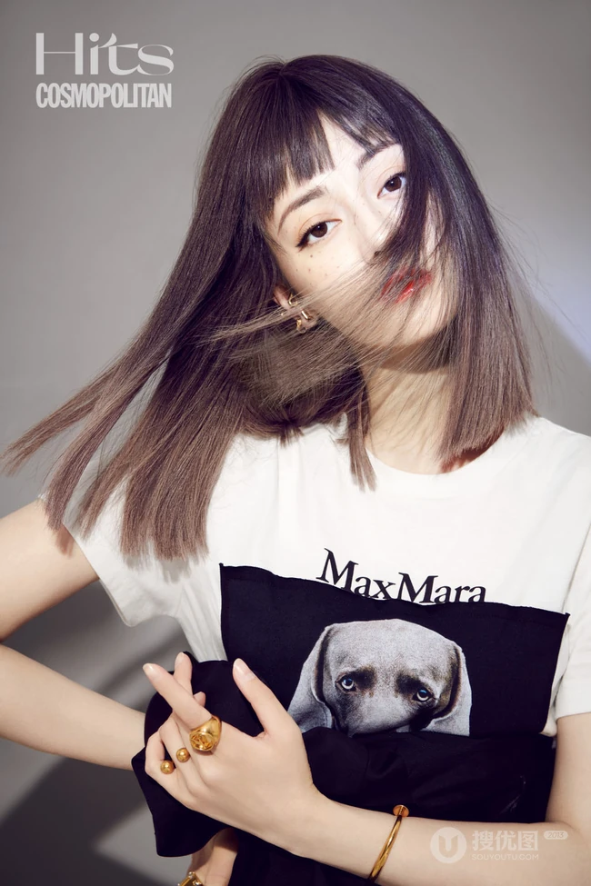 迪丽热巴齐刘海长发发型搭配&ldquo;雀斑妆&rdquo;酷美时尚写真