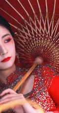 赵粤一改&ldquo;假小子&rdquo;造型，化身古装女生，一袭红衣执伞，轻盈动人