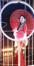 赵粤一改&ldquo;假小子&rdquo;造型，化身古装女生，一袭红衣执伞，轻盈动人
