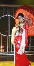 赵粤一改&ldquo;假小子&rdquo;造型，化身古装女生，一袭红衣执伞，轻盈动人