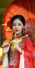 赵粤一改&ldquo;假小子&rdquo;造型，化身古装女生，一袭红衣执伞，轻盈动人