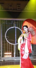赵粤一改&ldquo;假小子&rdquo;造型，化身古装女生，一袭红衣执伞，轻盈动人