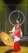 赵粤一改&ldquo;假小子&rdquo;造型，化身古装女生，一袭红衣执伞，轻盈动人