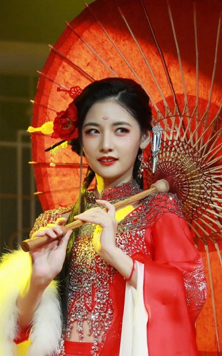 赵粤一改&ldquo;假小子&rdquo;造型，化身古装女生，一袭红衣执伞，轻盈动人