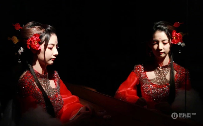 赵粤一改&ldquo;假小子&rdquo;造型，化身古装女生，一袭红衣执伞，轻盈动人