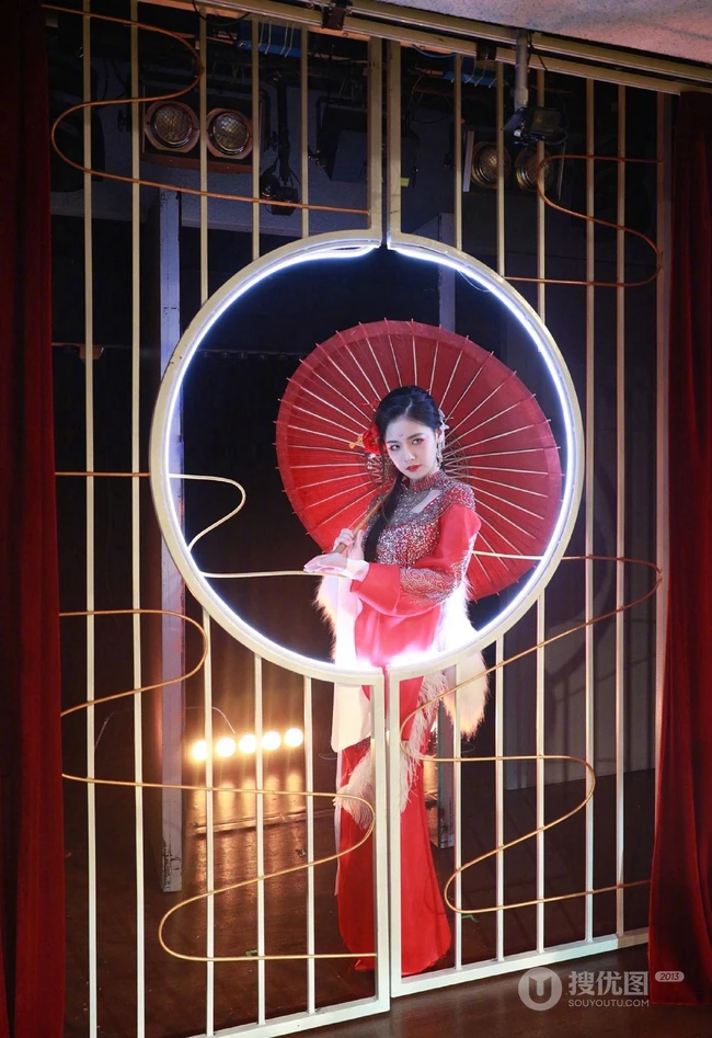 赵粤一改&ldquo;假小子&rdquo;造型，化身古装女生，一袭红衣执伞，轻盈动人