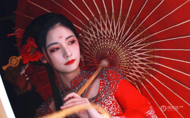 赵粤一改&ldquo;假小子&rdquo;造型，化身古装女生，一袭红衣执伞，轻盈动人