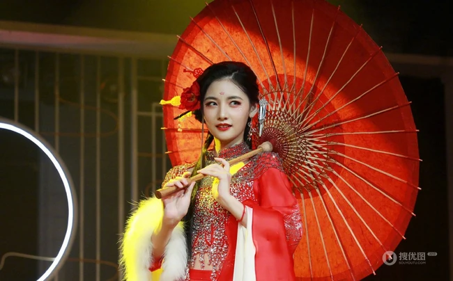 赵粤一改&ldquo;假小子&rdquo;造型，化身古装女生，一袭红衣执伞，轻盈动人