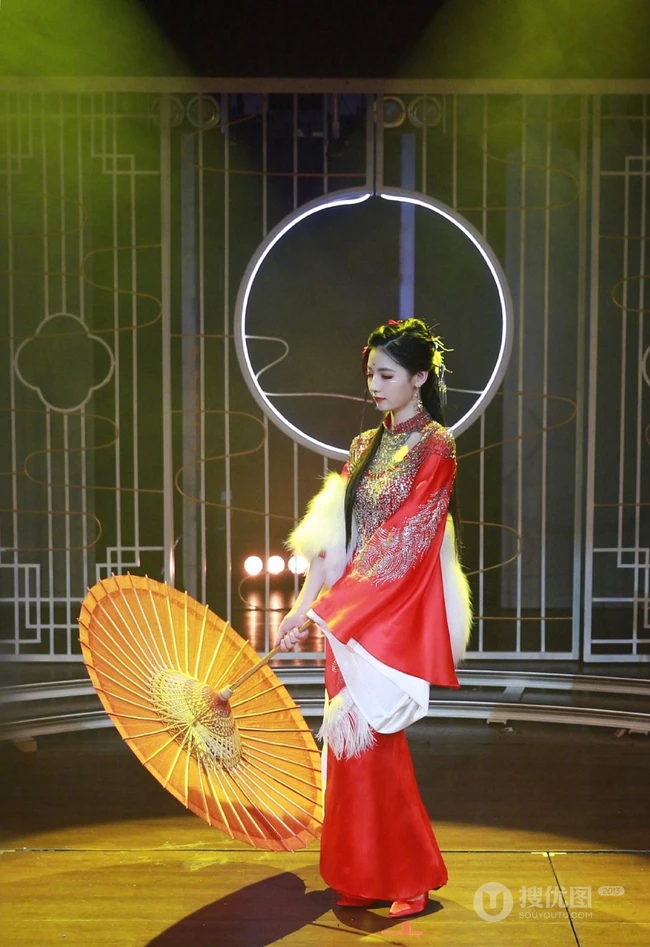 赵粤一改&ldquo;假小子&rdquo;造型，化身古装女生，一袭红衣执伞，轻盈动人
