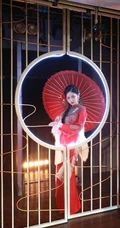 赵粤一改&ldquo;假小子&rdquo;造型，化身古装女生，一袭红衣执伞，轻盈动人