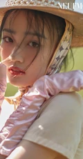 戴草帽的徐璐温柔感十足户外写真登杂志图片