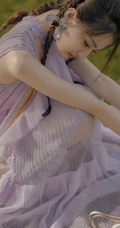 戴草帽的徐璐温柔感十足户外写真登杂志图片