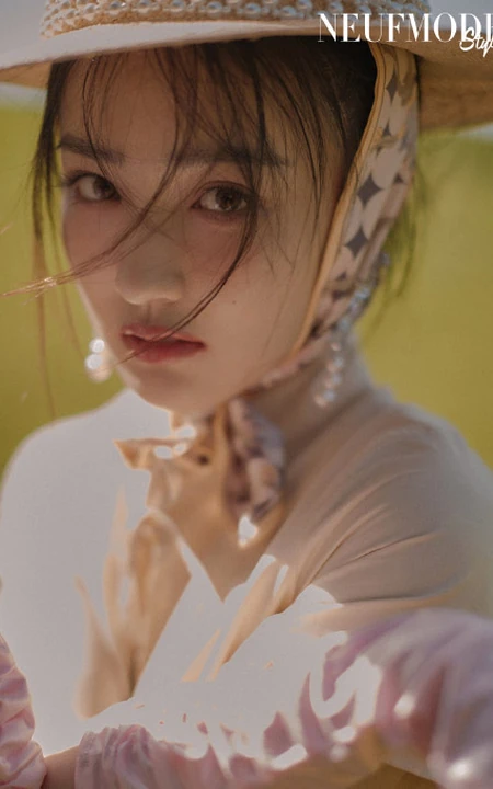 戴草帽的徐璐温柔感十足户外写真登杂志图片