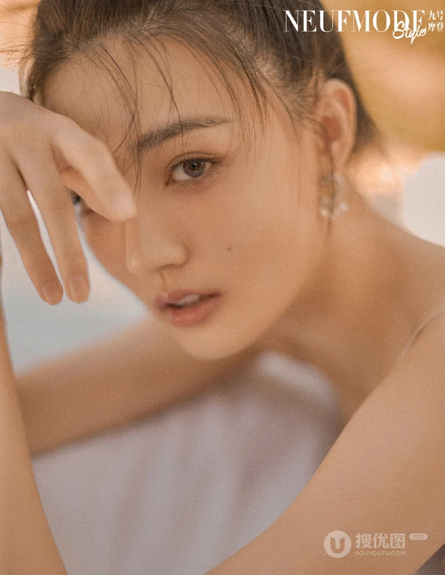 戴草帽的徐璐温柔感十足户外写真登杂志图片