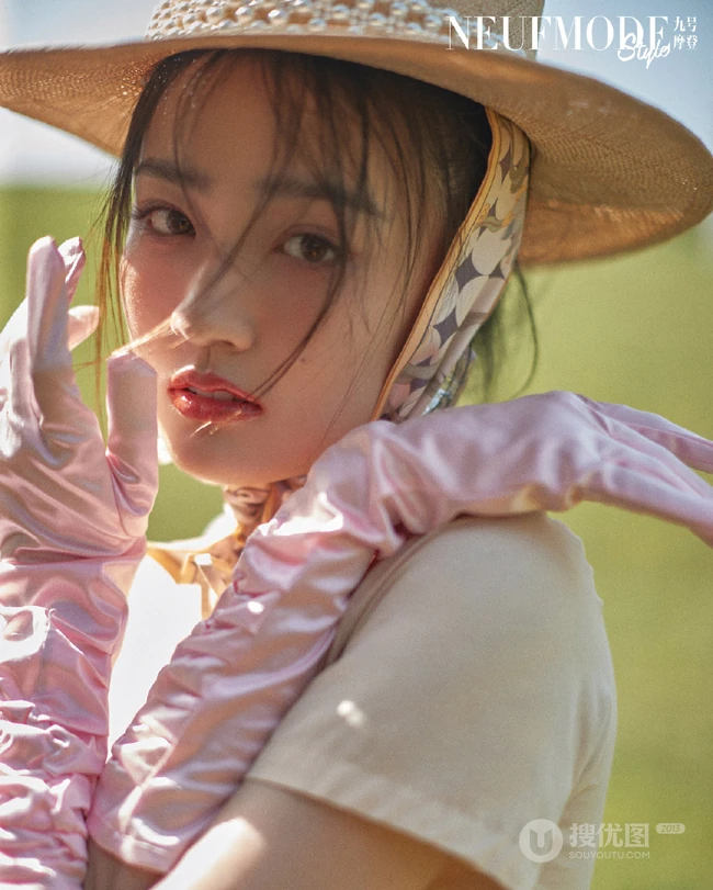戴草帽的徐璐温柔感十足户外写真登杂志图片