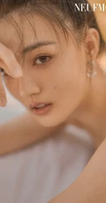 戴草帽的徐璐温柔感十足户外写真登杂志图片