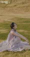 戴草帽的徐璐温柔感十足户外写真登杂志图片